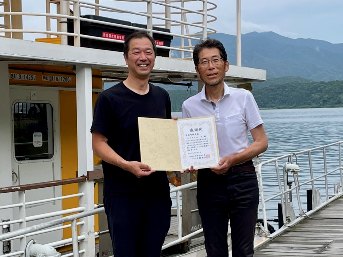 田辺代表（左）に感謝状贈呈